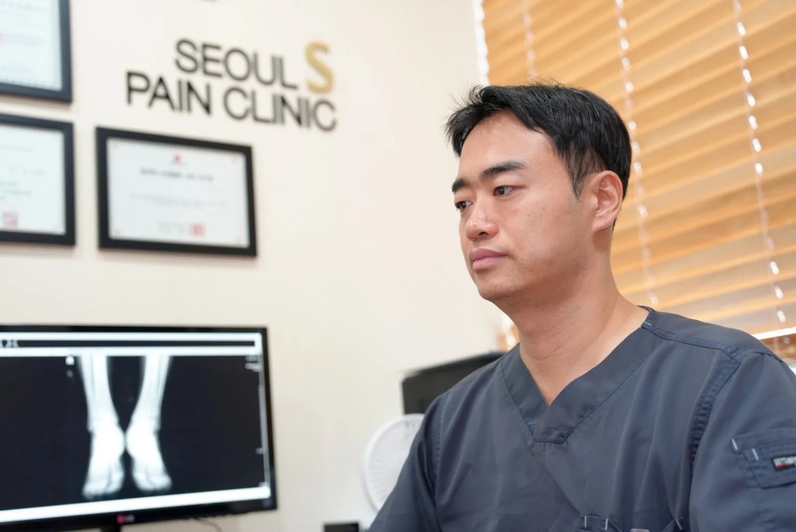 진료실에서 영상을 보며 진단하는 김민석 대표원장